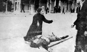 1936, Θεσσαλονίκη. 
Δώδεκα νεκροί και πάνω από 280 τραυματίες είναι ο απολογισμός της αιματηρής καταστολής από τη Χωροφυλακή της μεγάλης διαδήλωσης των απεργών καπνεργατών στη Θεσσαλονίκη.