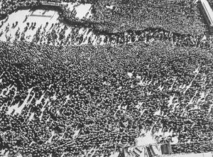 1935, Νέα Υόρκη. 
Περισσότεροι από 60.000 κομμουνιστές διαδηλώνουν για την Εργατική Πρωτομαγιά στη Γιούνιον Σκουέαρ της Νέας Υόρκης. Η διαδήλωση έγινε χωρίς να σημειωθούν επεισόδια.