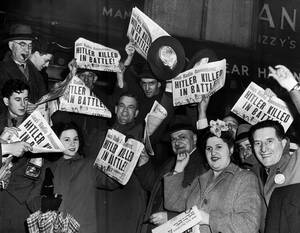 1945, Νέα Υόρκη. 
Τα πάντα σταματούν στον υπόγειο σιδηρόδρομο της Νέας Υόρκης, τη στιγμή που ανακοινώνεται ότι ο Αδόλφος Χίτλερ είναι νεκρός.