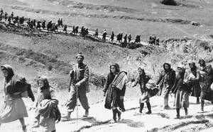 1948, όρος Γκιώνα. 
Ελληνίδες αντάρτισσες που περικυκλώθηκαν από τις κυβερνητικές δυνάμεις, οδηγούνται για ανάκριση. Στην εαρινή αυτή επίθεση στην Κεντρική Ελλάδα, ο Ελληνικός στρατός διατείνεται ότι προκάλεσε πάνω από 1.000 απώλειες στις δυνάμεις των αν