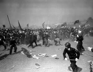 1952, Τόκιο. 
Διαδηλωτές πετούν πέτρες στις δυνάμεις της αστυνομίας, κατά τη διάρκεια επεισοδίων που ξέσπασαν στους εορτασμούς της Εργατικής Πρωτομαγιάς.