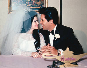 1967, Λας Βέγκας. 
Ο τραγουδιστής Έλβις Πρίσλεϊ και η Πρισίλα Μπολιέ στο ξενοδοχείο Αλαντίν, στο Λας Βέγκας, λίγο μετά το γάμο τους.