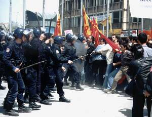 1977, Κωνσταντινούπολη. Κατά τη διάρκεια της διαδήλωσης για την εργατική Πρωτομαγιά, άγνωστοι ανοίγουν πυρ εναντίον του πλήθους, με συνέπεια να σκοτωθούν 37 άτομα. Το 1996, πάλι κατά τη διάρκεια της διαδήλωσης της Πρωτομαγιάς (απ' όπου και η φωτογραφία) α