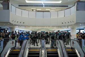 Aστυνομικές δυνάμεις σε εμπορικό κέντρο όπου πραγματοποιείται συγκέντρωση για την Εργατική Πρωτομαγιά, Χονκ Κονγκ.
