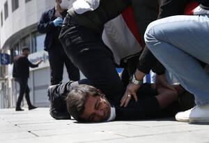 Βίαιη σύλληψη διαδηλωτή στην πλατεία Ταξίμ της Κωνσταντινούπολης, Τουρκία.