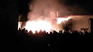 Πεδίο «μάχης» η Πέλλα: Φωτιές σε δρόμους και ξενοδοχείο που θα φιλοξενούνταν πρόσφυγες