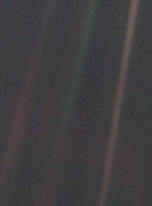 25 Φεβρουαρίου 1979: Η πρώτη φωτογραφία της «Χλωμής Μπλε Κουκκίδας» από το Voyager 1, που τότε βρισκόταν περισσότερο από 6 δισεκατομμύρια χιλιόμετρα μακριά από τον πλανήτη μας. Από τα συνολικά 640 χιλιάδες pixels της φωτογραφίας, η Γη καταλαμβάνει το 0,12
