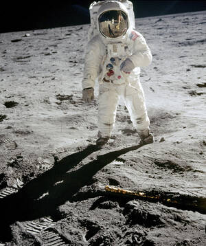 21 Ιουλίου 1969: Ο Νιλ Άρμστρονγκ φωτογραφίζει τον Μπάζ Όλντριν, τον δεύτερο άνθρωπο που περπάτησε στο φεγγάρι, στην κλασική φωτογραφία από την αποστολή του «Apollo 11»