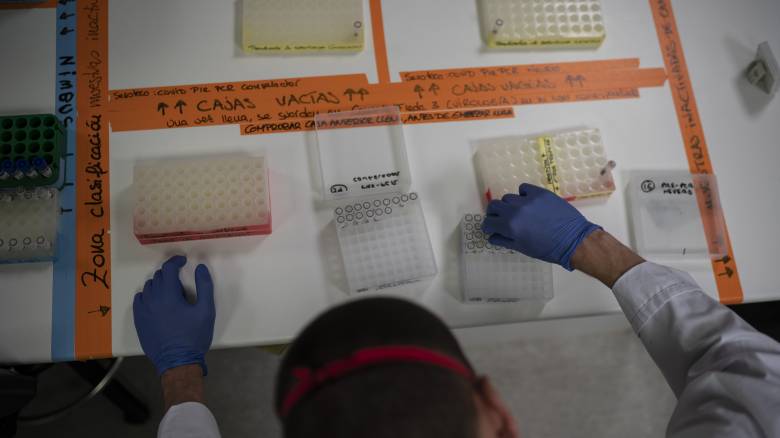 Κορωνοϊός: Σε εξέλιξη εννέα διαφορετικές κλινικές μελέτες εμβολίων