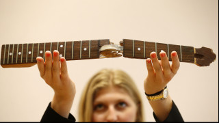 Ένα εκατομμύριο δολάρια για την κιθάρα του Κερτ Κομπέιν - Βγαίνει σε δημοπρασία