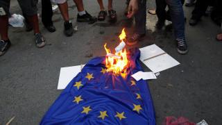 Έγκλημα μίσους το κάψιμο της ευρωπαϊκής σημαίας στη Γερμανία