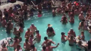 Μαγιό, κοκτέιλ και καθόλου αποστάσεις: Εκατοντάδες άτομα σε πάρτι σε πισίνα στις ΗΠΑ
