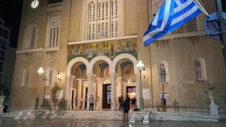Οι πιστοί άκουσαν το «Χριστός Ανέστη» στις εκκλησίες - To CNN Greece στη Μητρόπολη Αθηνών