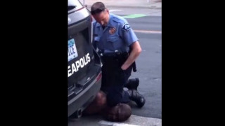 Σάλος στις ΗΠΑ: Φρικτός θάνατος μαύρου πολίτη στη Μινεσότα από λευκούς αστυνομικούς