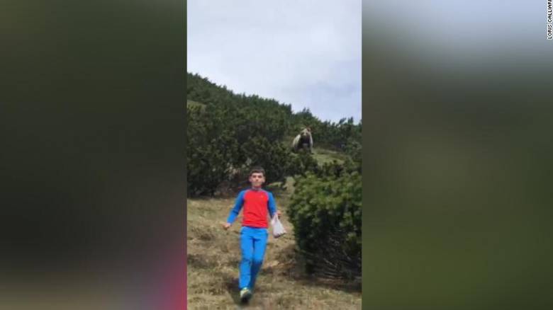Απίστευτο βίντεο: Αρκούδα ακολουθεί ένα 12χρονο