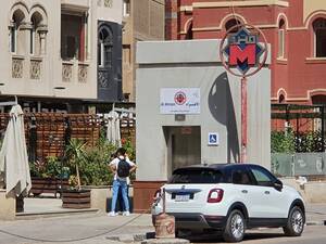 Στους δρόμους του Καΐρου κυκλοφορούν ελάχιστα πλέον οχήματα και η μεγαλούπολη δείχνει το ανθρώπινο πρόσωπό της