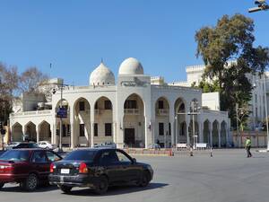 Ο κεντρικός δρόμος Αλ Αχράμ, μπροστά από το Προεδρικό Μέγαρο (το παλιό Grand Hotel Heliopolis το οποίο το 1910 φιλοξενούσε την ελίτ επιχειρηματιών, καλλιτεχνών και βασιλέων από όλο τον κόσμο), είναι άδειος