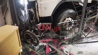 «Εισβολή» φορτηγού σε κατάστημα στην Πειραιώς: Οι πρώτες εικόνες από το σημείο