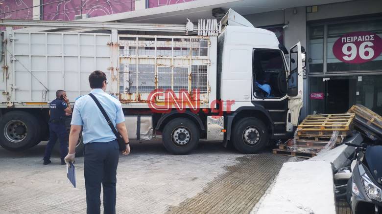«Εισβολή» φορτηγού σε κατάστημα στην Πειραιώς: Νεκρός ο οδηγός