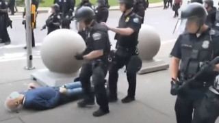 ΗΠΑ: Ποινική έρευνα σε βάρος αστυνομικών που έσπρωξαν ηλικιωμένο σε διαδήλωση