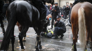 Λονδίνο: Άλογο της αστυνομίας σπέρνει τον πανικό σε διαδήλωση για τον Τζορτζ Φλόιντ