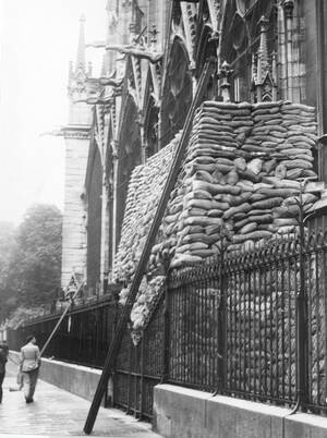 1939, σακιά με άμμο προστατεύουν το Ναό από ενδεχόμενους βομβαρδισμούς.