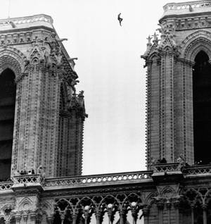 1971, ο Γάλλος ακροβάτης Φιλίπ Πετίτ περπατάει σε ένα τεντωμένο σχοινό ανάμεσα στους δύο πύργους του Ναού.