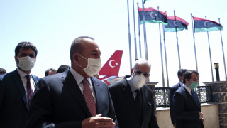 Αιφνιδιαστική επίσκεψη Τσαβούσογλου στη Λιβύη συνοδεία του επικεφαλής της τουρικής ΜΙΤ