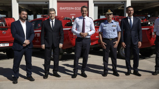 «Θα τις περιορίσουμε τις πυρκαγιές»: Παρουσία του πρωθυπουργού η παράδοση 20 πυροσβεστικών οχημάτων