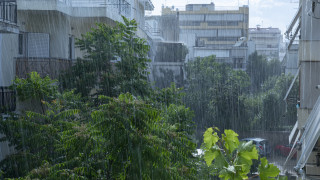 Καιρός: Βροχές και καταιγίδες και τη Δευτέρα - Πέφτει και άλλο η θερμοκρασία