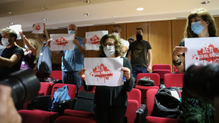 Άρχισε ξανά η δίκη της Χρυσής Αυγής - Συμβολική παρέμβαση ακτιβιστών