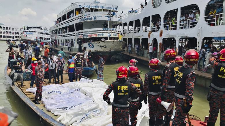 Nαυτικό δυστύχημα στο Μπαγκλαντές: Μέσα σε 20 δευτερόλεπτα πνίγηκαν τουλάχιστον 32 άνθρωποι