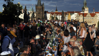Η Πράγα γιόρτασε το τέλος του lockdown με ένα τεράστιο δείπνο στη γέφυρα του Καρόλου