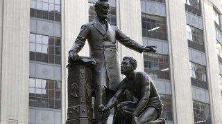 ΗΠΑ: Η Βοστώνη απομακρύνει άγαλμα του Λίνκολν με έναν μαύρο σκλάβο