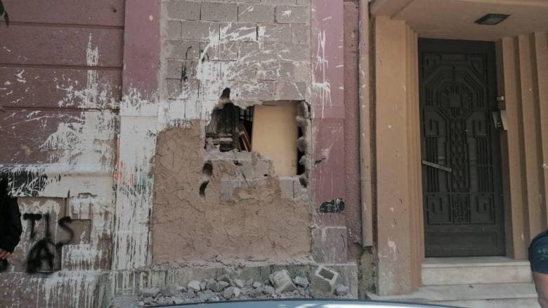 Κουκάκι: Με βαριοπούλες έσπασαν το κτήριο στη Ματρόζου