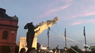 Βαλτιμόρη: Διαδηλωτές γκρέμισαν άγαλμα του Κολόμβου και το πέταξαν στο λιμάνι