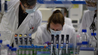 Κορωνοϊός: Η Μεγάλη Βρετανία δεν θα ενταχθεί στο πρόγραμμα εμβολίων της ΕΕ