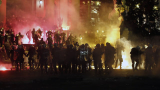 Άλλη μια νύχτα έντασης στο Βελιγράδι: Σφοδρές συγκρούσεις εθνικιστών και αστυνομικών