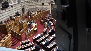 Κορωνοϊός: Σφοδρή αντιπαράθεση κυβέρνησης - ΣΥΡΙΖΑ για την πανδημία
