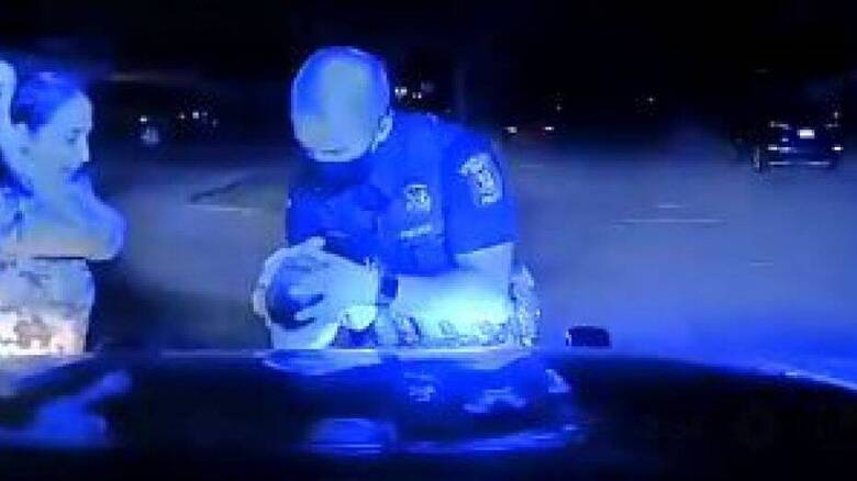 Συγκλονιστικό βίντεο: Αστυνομικός σώζει βρέφος από πνιγμό