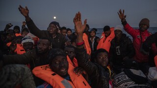 Ιταλία: Σοκαριστική φωτογραφία δείχνει πτώμα μετανάστη να επιπλέει στη θάλασσα  