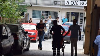 Επίθεση με τσεκούρι στη ΔΟΥ Κοζάνης: Αντιδράσεις μετά τη δημοσιοποίηση βίντεο 