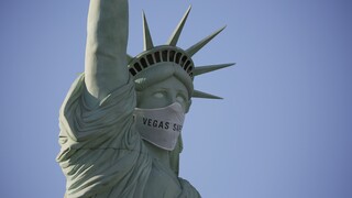 Λας Βέγκας: Αντίγραφο του Αγάλματος της Ελευθερίας φοράει μάσκα