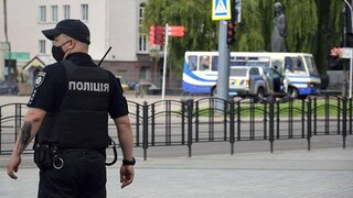 Ουκρανία: Άνδρας οπλισμένος με χειροβομβίδα κρατάει όμηρο αστυνομικό