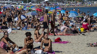 Βαρκελώνη: Οι παραλίες γέμισαν παρά τις εκκλήσεις των αρχών λόγω κορωνοϊού