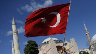 Τουρκικό υπουργείο Άμυνας: Έλληνες εξτρεμιστές έκαψαν τη σημαία μας 