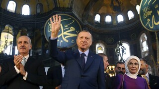 Τι σημαίνει «ραμπιά» και γιατί ο Ερντογάν χαιρετά με τέσσερα δάχτυλα