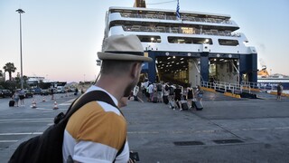 Συνωστισμός στο λιμάνι του Πειραιά: Αναχωρούν οι αδειούχοι του Αυγούστου