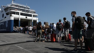 Αυξημένη και σήμερα η κίνηση στο λιμάνι του Πειραιά - Εντατικοί οι έλεγχοι λόγω κορωνοϊού