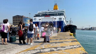 Συνεχίζεται η έξοδος των αδειούχων - Εικόνες από το λιμάνι του Πειραιά